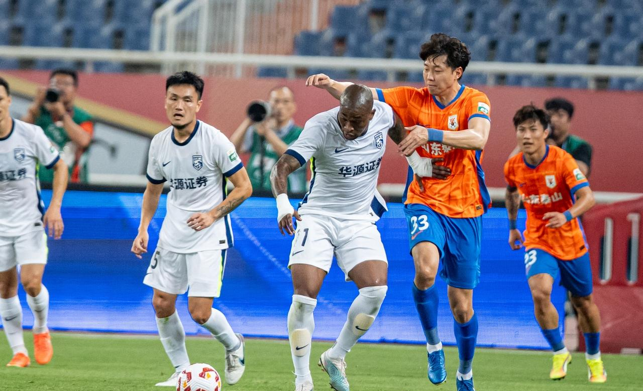 爱游戏APP-武汉三镇迎德甲关键赛，赛后刷新队史纪录，媒体盛赞，资深球员宣示担当(武汉三镇最新积分榜)